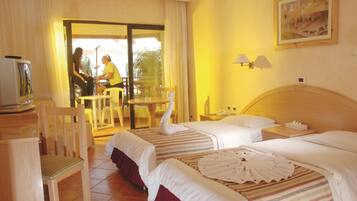 Caja de seguridad en la habitación, cortinas blackout y ropa de cama