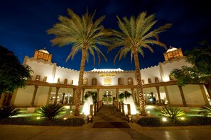 Facciata della struttura - sera/notte