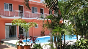 Una piscina al aire libre, tumbonas