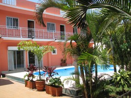 Piscine extérieure, chaises longues