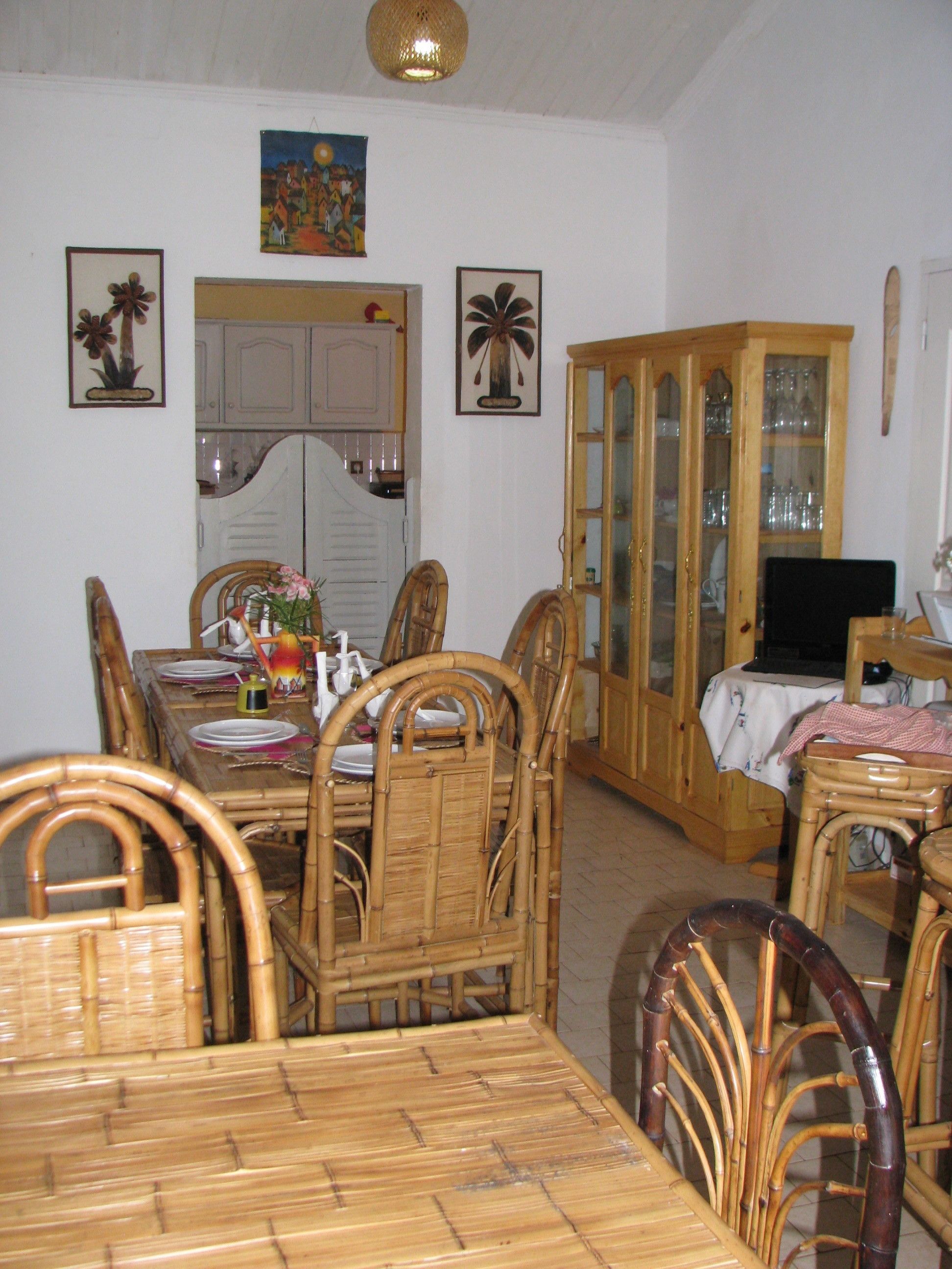 Se sirven desayunos, comidas, cenas y cocina local e internacional 