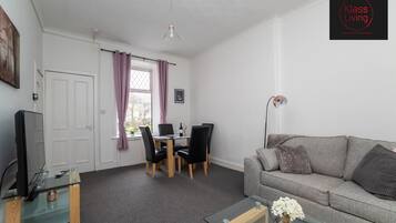 Traditional Apartment, 1 Bedroom, Courtyard View | Living area | Smart TV, Netflix