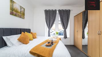 Traditional Apartment, 1 Bedroom, Courtyard View | Iron/ironing board, free WiFi, bed sheets