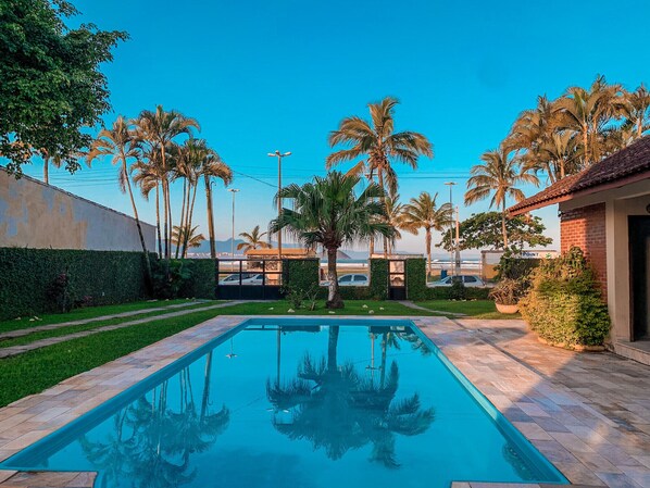 Outdoor pool - Beachfront House with Pool for up to 20 people (Bertioga)