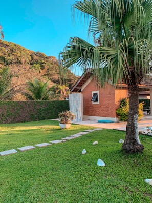 Property grounds - Beachfront House with Pool for up to 20 people (Bertioga)