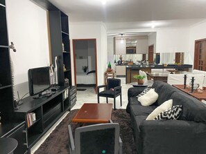 TV, books - Beachfront house with pool for up to 20 people. (Bertioga)