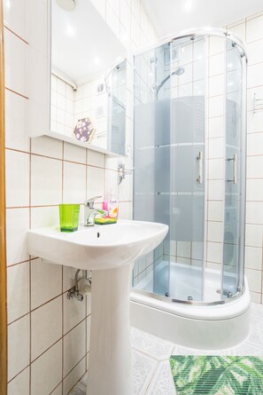 Douche, articles de toilette gratuits, sèche-cheveux