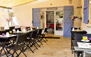 Café da manhã continental todos os dias mediante uma taxa