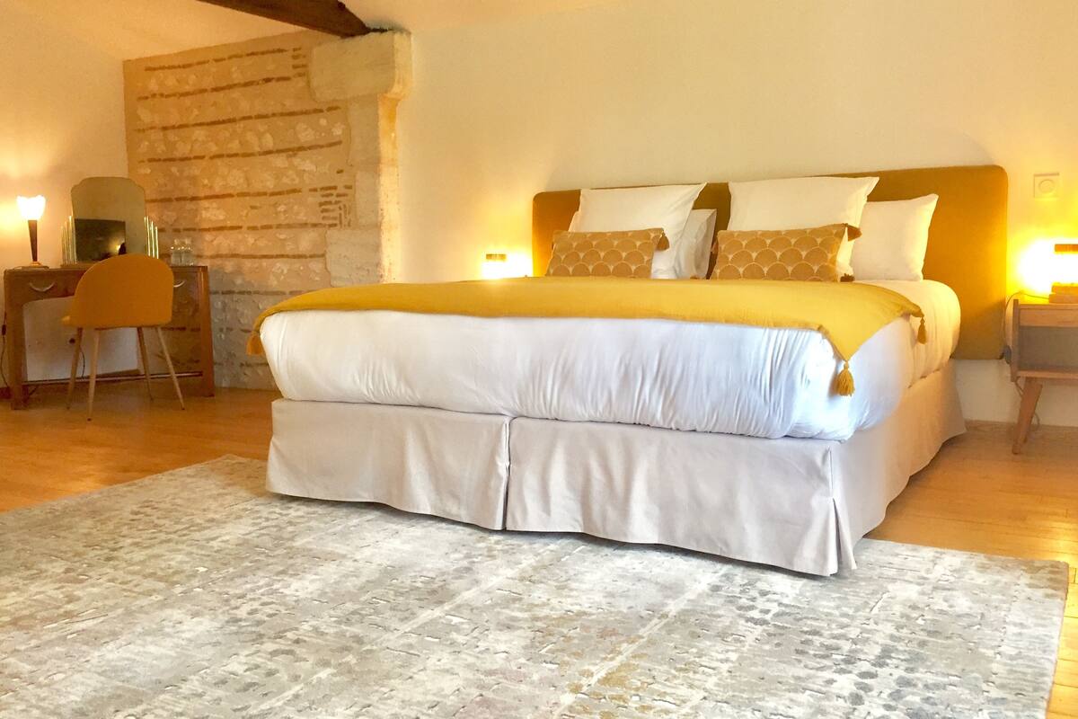 Habitación Deluxe con 1 cama doble o 2 individuales, 1 cama de matrimonio grande, vistas al jardín | Ropa de cama de alta calidad, cortinas opacas, sistema de insonorización