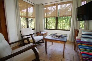 标准公寓 | 起居区 | 30-英寸液晶电视（配备有线频道）、电视、Netflix