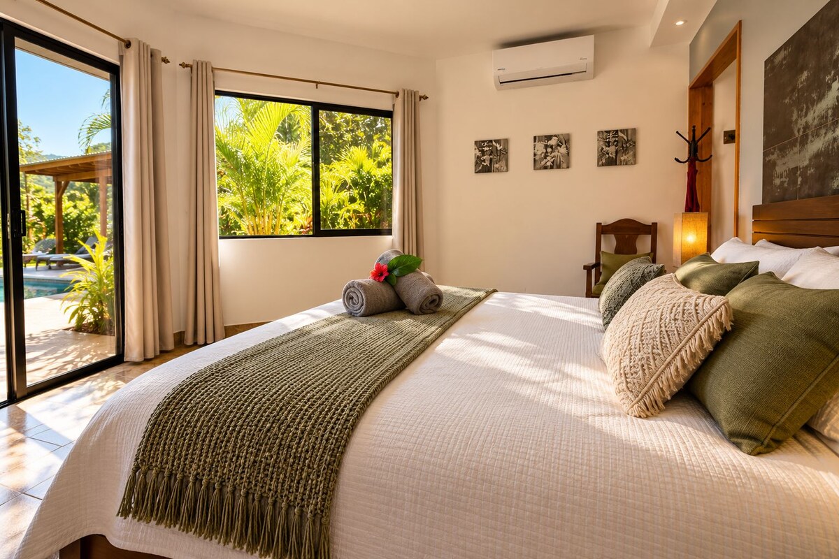 Habitación de hotel con una cama grande, vista a una piscina y cabecero de madera.