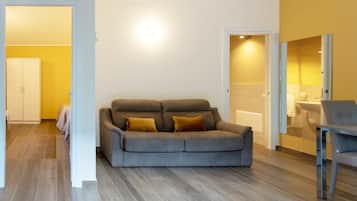 Værelse til 4 personer - 2 queensize-senge | Opholdsområde | Fladskærms-tv