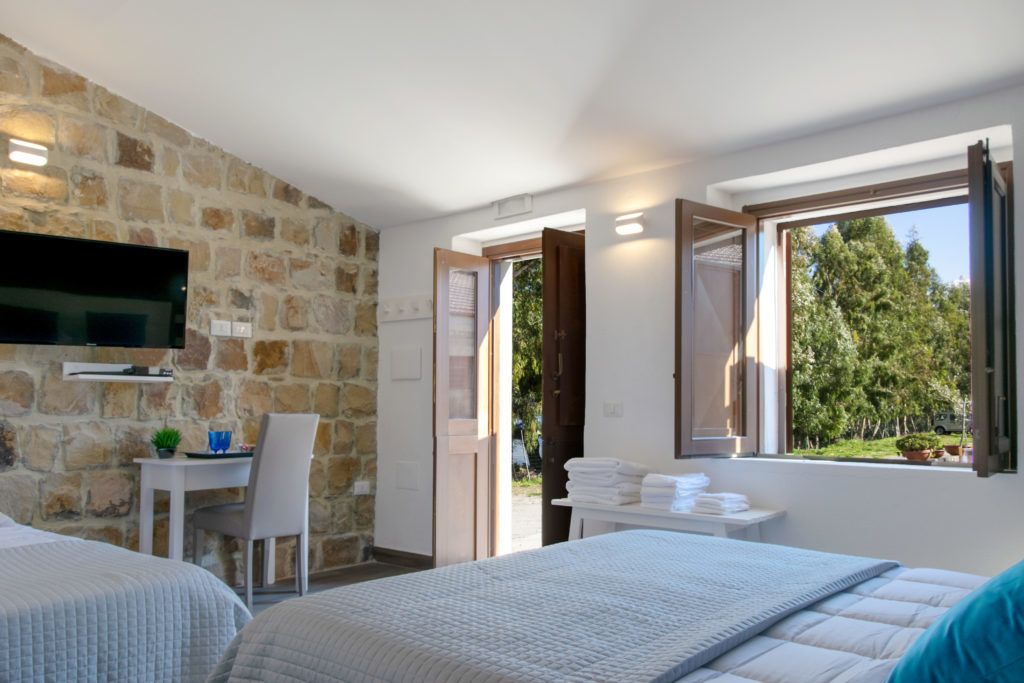 Dobbeltværelse med dobbeltseng eller 2 enkeltsenge - 1 queensize-seng - bjergudsigt | Individuelt design, skrivebord, gratis Wi-Fi, sengetøj