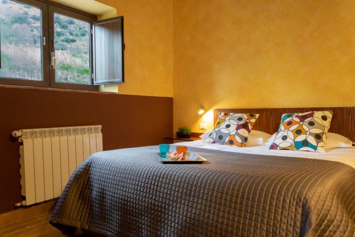 Habitación familiar, varias camas | Escritorio, wifi gratis, decoración individual y ropa de cama