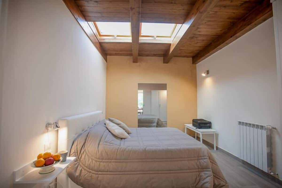 Suite, varias camas | Decoración personalizada, escritorio, wifi gratis y ropa de cama