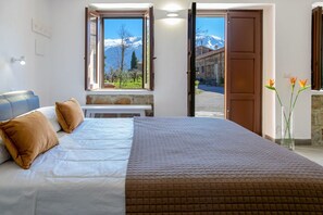 Suite, varias camas | Decoración individual, escritorio, wifi gratis y ropa de cama
