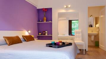 Doppel- oder Zweibettzimmer, 1 Queen-Bett, Bergblick | Individuell dekoriert, Schreibtisch, kostenloses WLAN, Bettwäsche