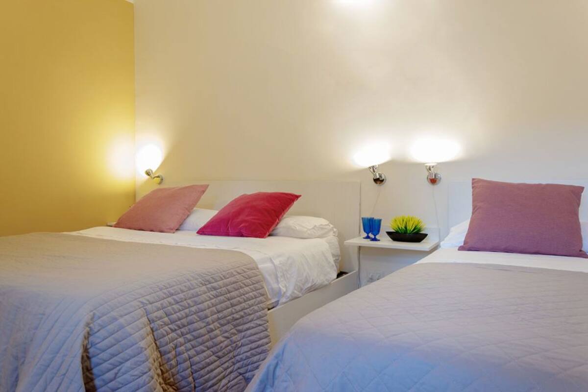 Habitación cuádruple, 2 camas de matrimonio | Escritorio, wifi gratis, decoración individual y ropa de cama
