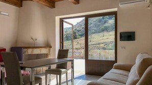 Suite, Multiple Beds | Living area | Flat-screen TV - Feudo Galefona (Gratteri)