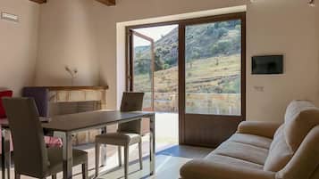 Suite, Mehrere Betten | Wohnbereich | Flachbildfernseher