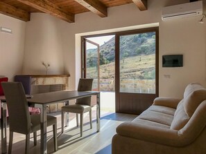 Suite, Multiple Beds | Living area