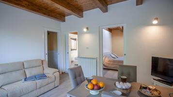 Suite, Mehrere Betten | Wohnbereich | Flachbildfernseher