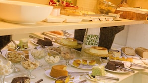Um buffet com diversos doces e pâtisseries.