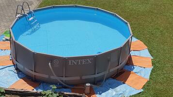 Außenpool (je nach Saison geöffnet), Liegestühle