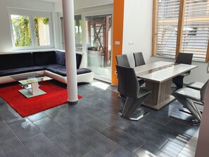 Deluxe Apartment, Multiple Beds, Courtyard View | Living area