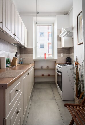 Kühlschrank, Ofen, Herdplatte, Wasserkocher