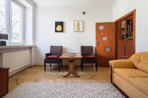 Schreibtisch, Verdunkelungsvorhänge, Bügeleisen/Bügelbrett