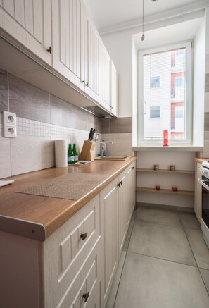 Kühlschrank, Ofen, Herdplatte, Wasserkocher