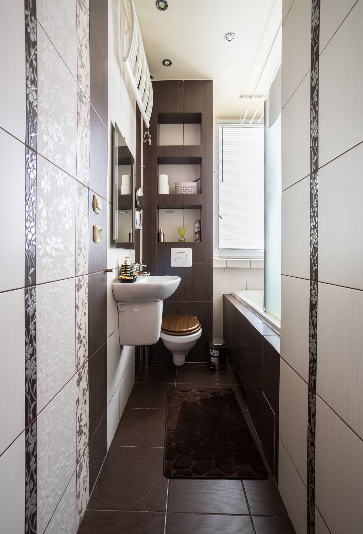 Bathtub, hair dryer, towels