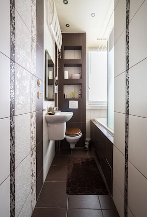 Bathtub, hair dryer, towels - Elegant Apartment Warsaw Promenade II (Warsaw)
