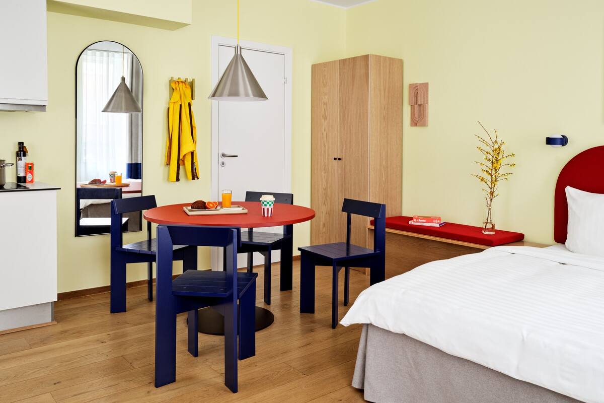 Studio Apartment for 4 | Allergitestet sengetøy, skrivebord og blendingsgardiner