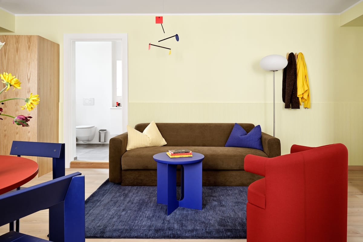2 BR Hotel Apartment | Zona de estar | Smart TV de 43 pulgadas con canales por cable