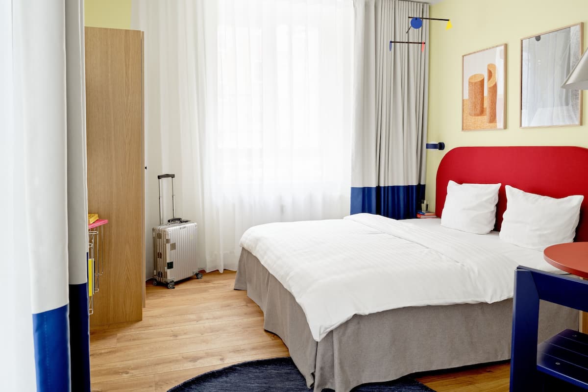 Apartment, 1 Queen Bed (B) | 1 dormitorio, ropa de cama hipoalergénica, escritorio y cortinas opacas