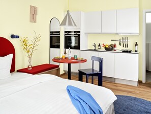 Studio Apartment for 3 | Cozinha privada | Fogão, cooktop, lava-louças, cafeteira/chaleira