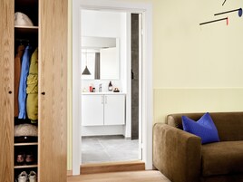 Ducha, secador de pelo, toallas, jabón