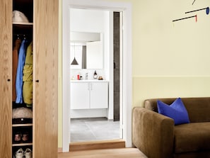 Apartament | Bany | Dutxa, assecador de cabells, tovalloles i sabó