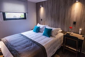 Quarto casal standard, 1 cama de casal | Roupas de cama premium, edredons de pluma, frigobar, cofres nos quartos