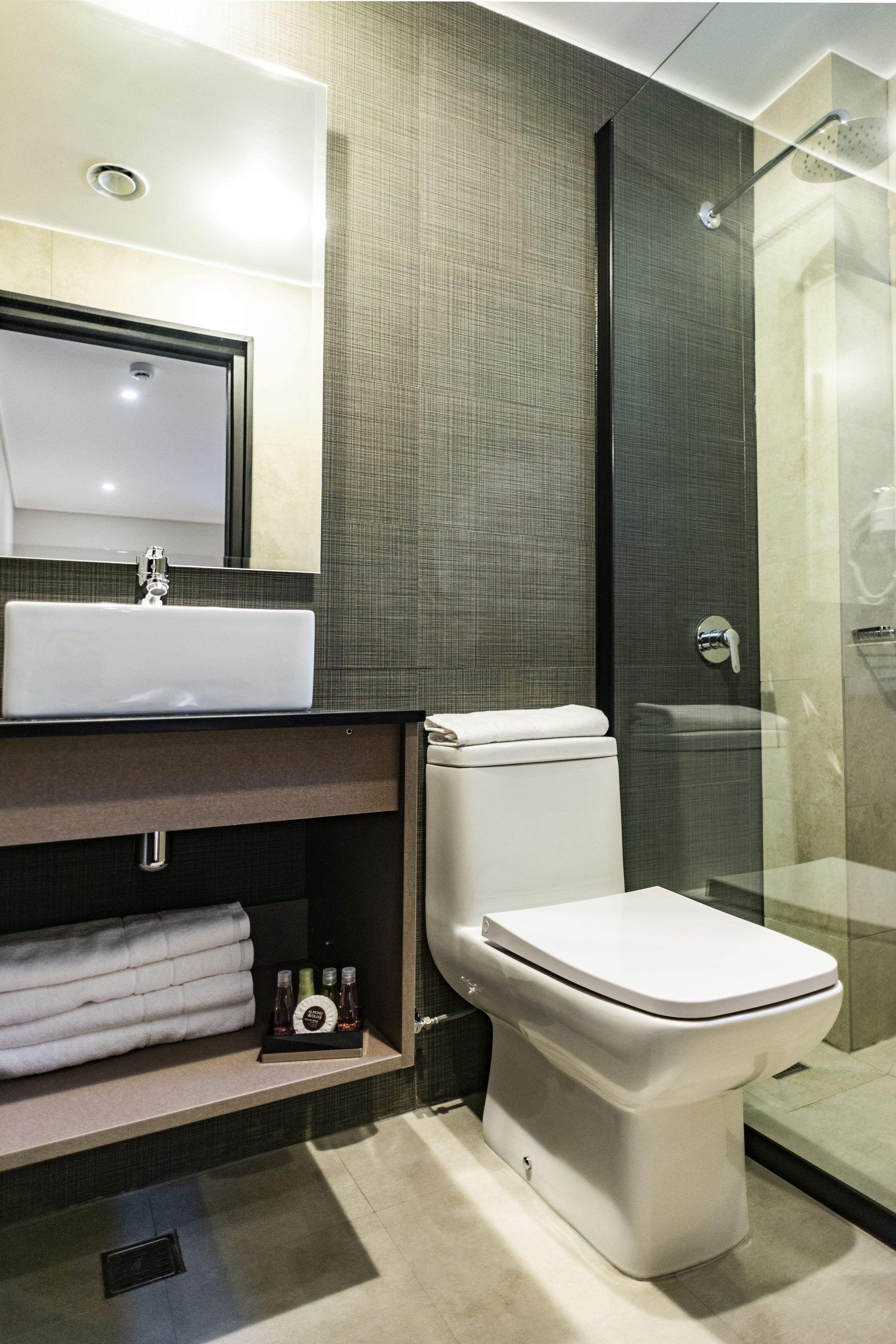 standard double room, 1 double bed | bathroom | shower, rainfall showerhead, free toiletries, hair dryer