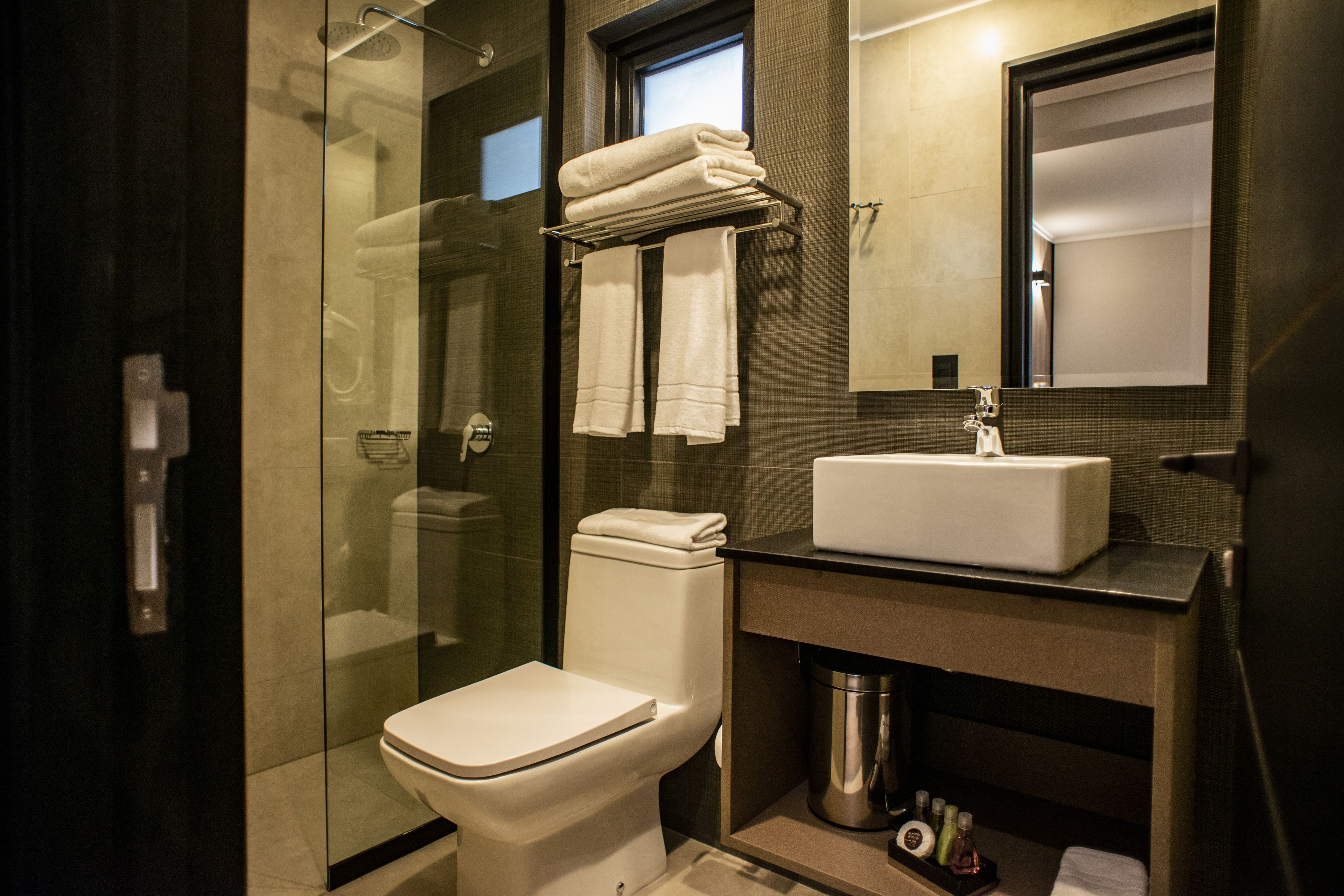 standard twin room | bathroom | shower, rainfall showerhead, free toiletries, hair dryer
