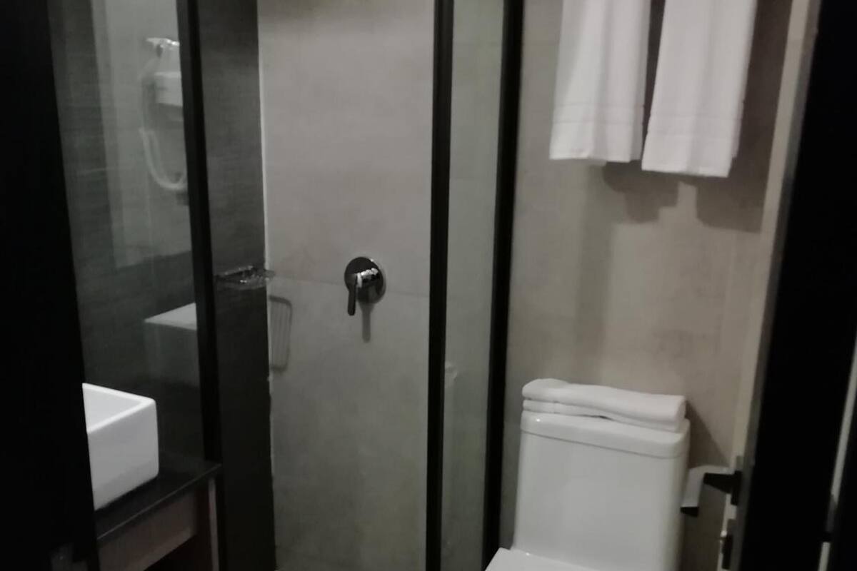 shower, rainfall showerhead, free toiletries, hair dryer