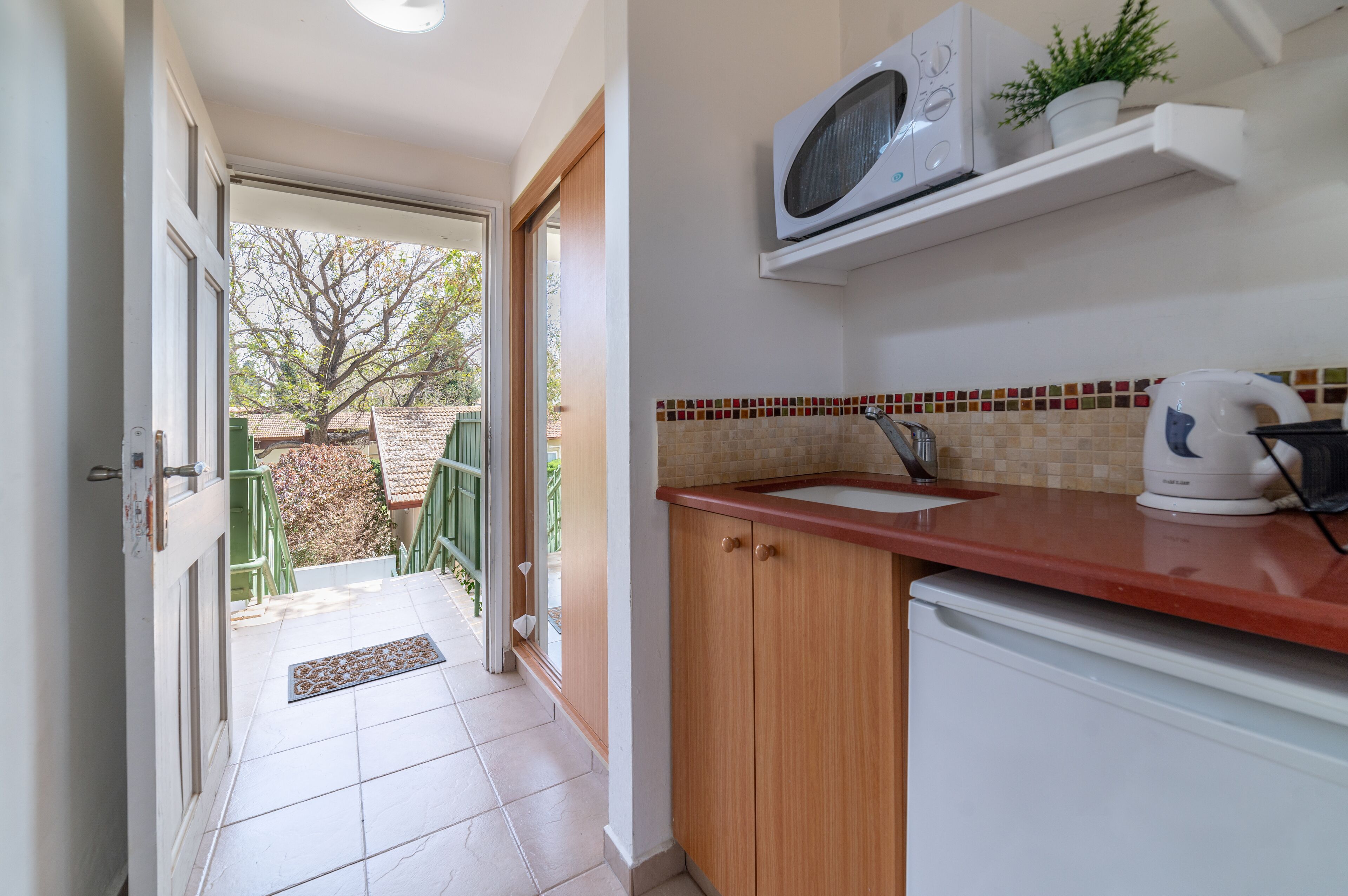 classic room | private kitchenette | coffee/tea maker, electric kettle, cookware/dishes/utensils