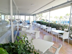 Una televisión de pantalla plana