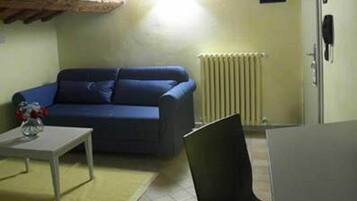 Doppia familiare | Una cassaforte in camera, una scrivania, tende oscuranti