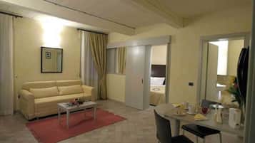 Superior Double Room | 1 bilik tidur, peti besi dalam bilik, meja, langsir/tirai gelap terus