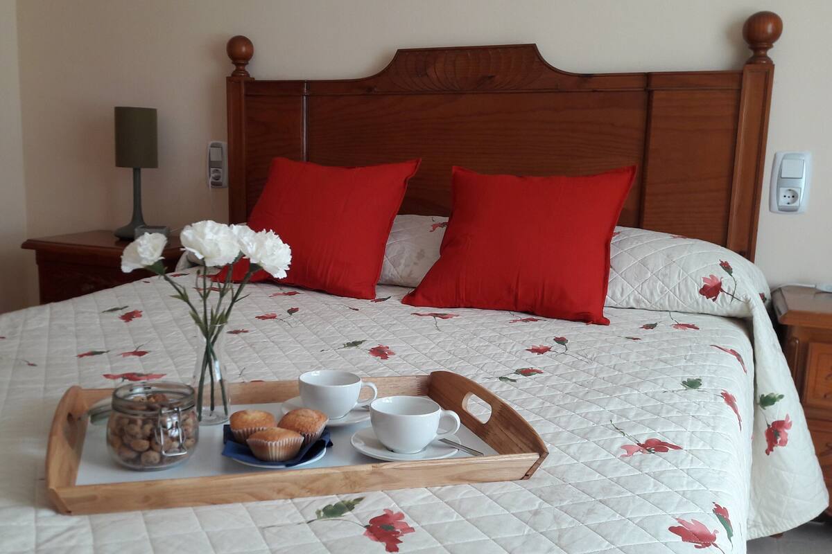 Apartamento, 2 habitaciones, terraza, vistas a la piscina | 2 dormitorios, cortinas opacas, tabla de planchar con plancha