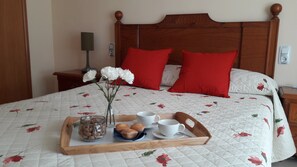 Appartement, 2 slaapkamers, terras, uitzicht op zwembad | 2 slaapkamers, verduisterende gordijnen, een strijkplank/strijkijzer